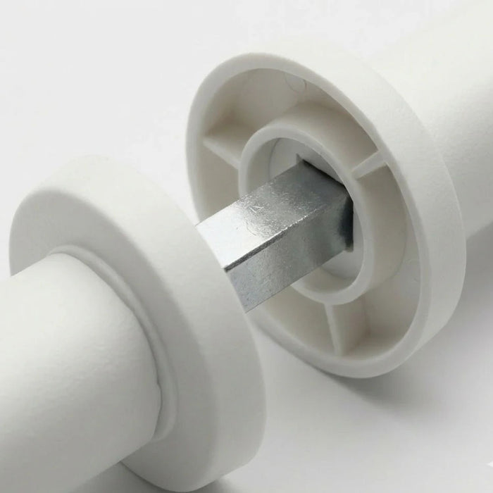 Primer plano del eje cuadradillo metálico y el refuerzo interior de la base de la maneta blanca para Mobil Home.