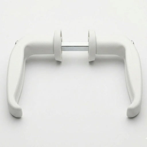 Vista completa del juego de doble maneta blanca lacada unidas por el eje central para puertas de Mobil Home.