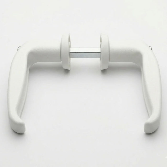 Vista completa del juego de doble maneta blanca lacada unidas por el eje central para puertas de Mobil Home.
