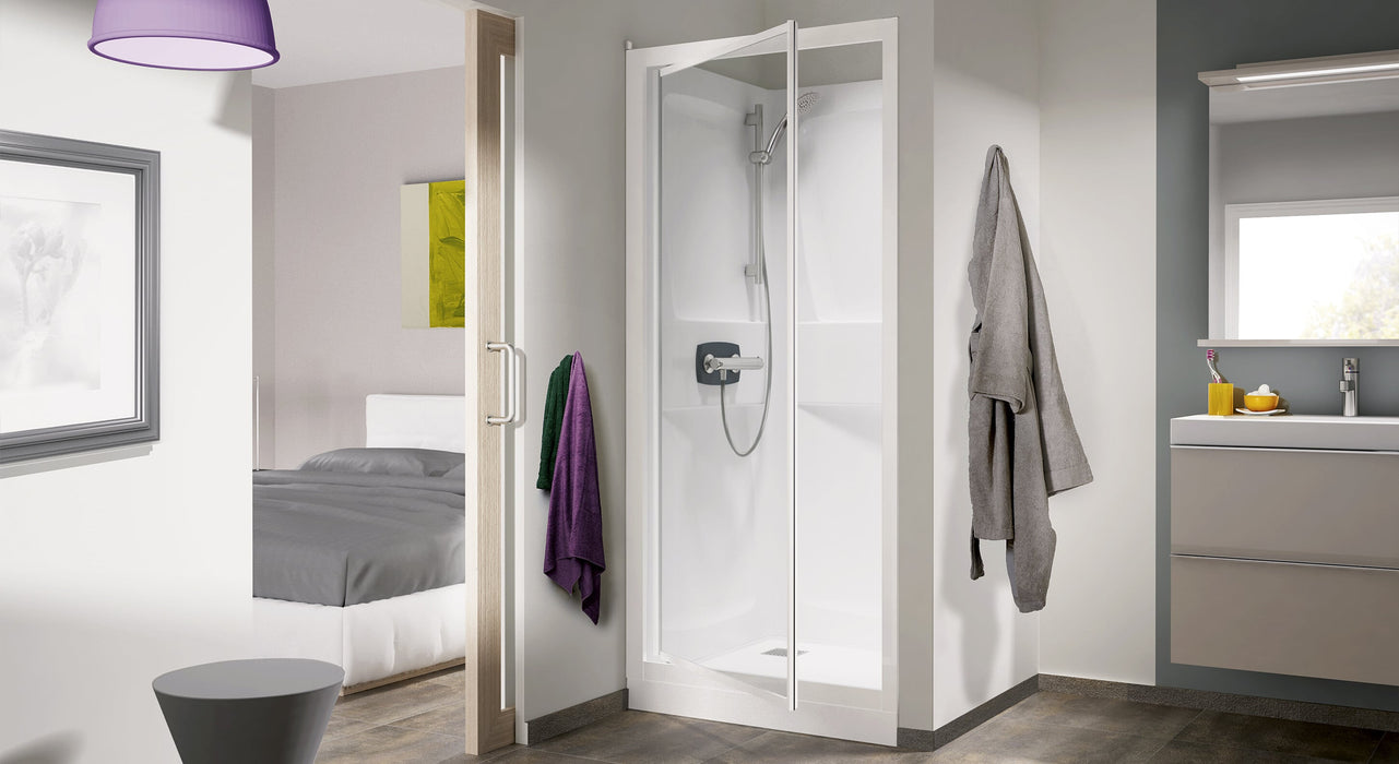 Cabina de ducha empotrable Kinedo Kineprime con puerta abatible de cristal, instalada en un hueco del baño