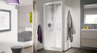 Cabina de ducha empotrable Kinedo Kineprime con puerta abatible de cristal, instalada en un hueco del baño