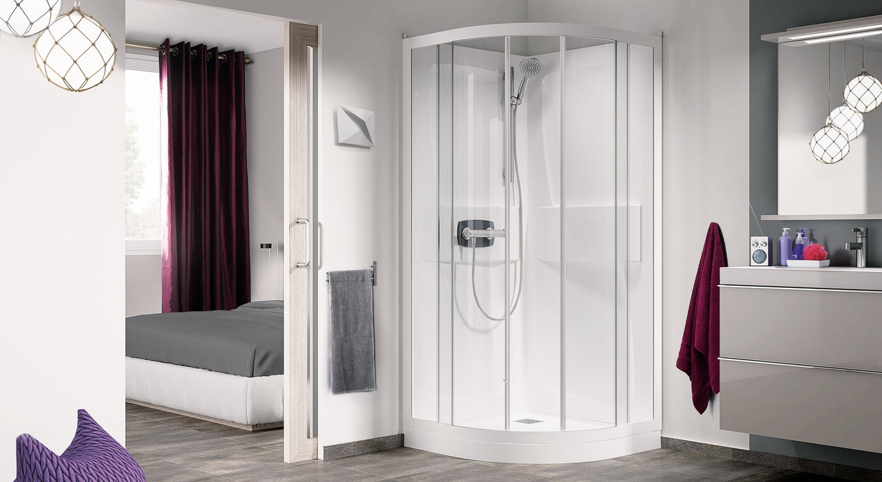 Cabina de ducha curva Kinedo Kineprime con puertas correderas y plato blanco, instalada en una esquina