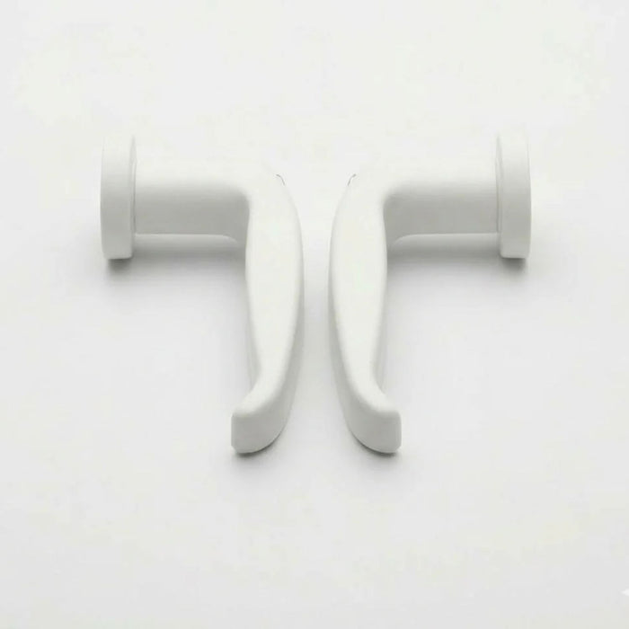 Dos manetas blancas para puertas interiores de Mobil Home colocadas de forma simétrica sobre fondo blanco.