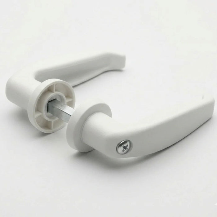 Perspectiva de la manilla blanca lacada mostrando el acabado suave y el mecanismo de conexión metálico.