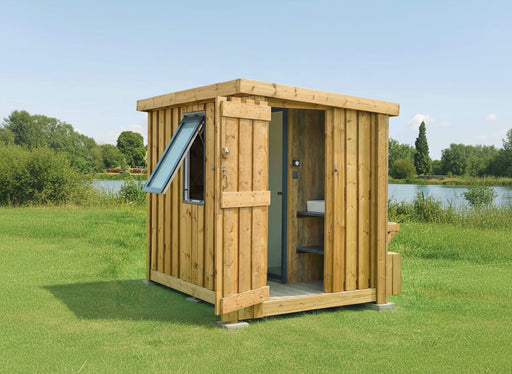 Sala de baño para parcelas de acampada de campings, módulo de madera en el campo con lago.