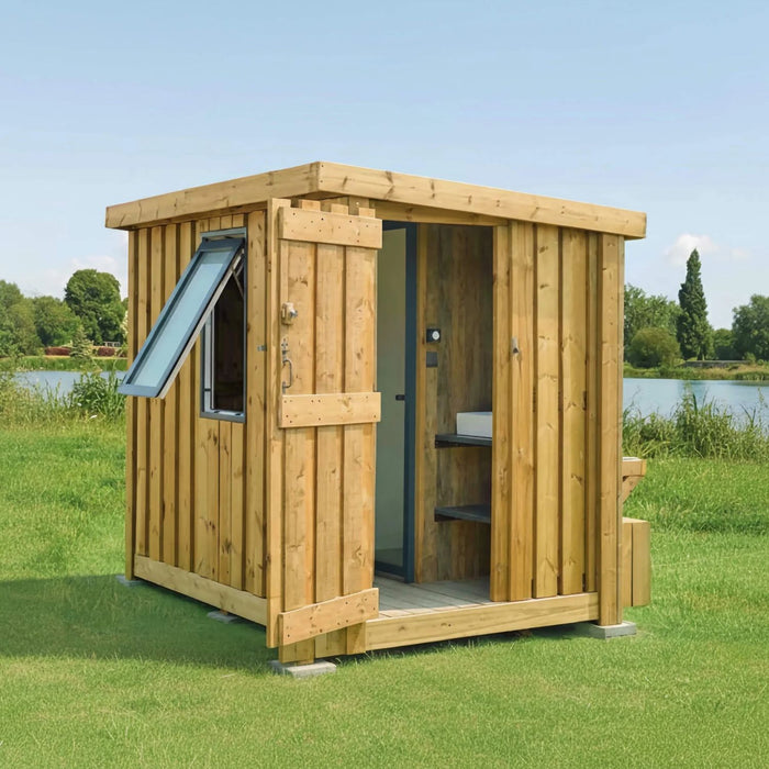 Sala de baño para parcelas de acampada de campings, módulo de madera en el campo con lago.