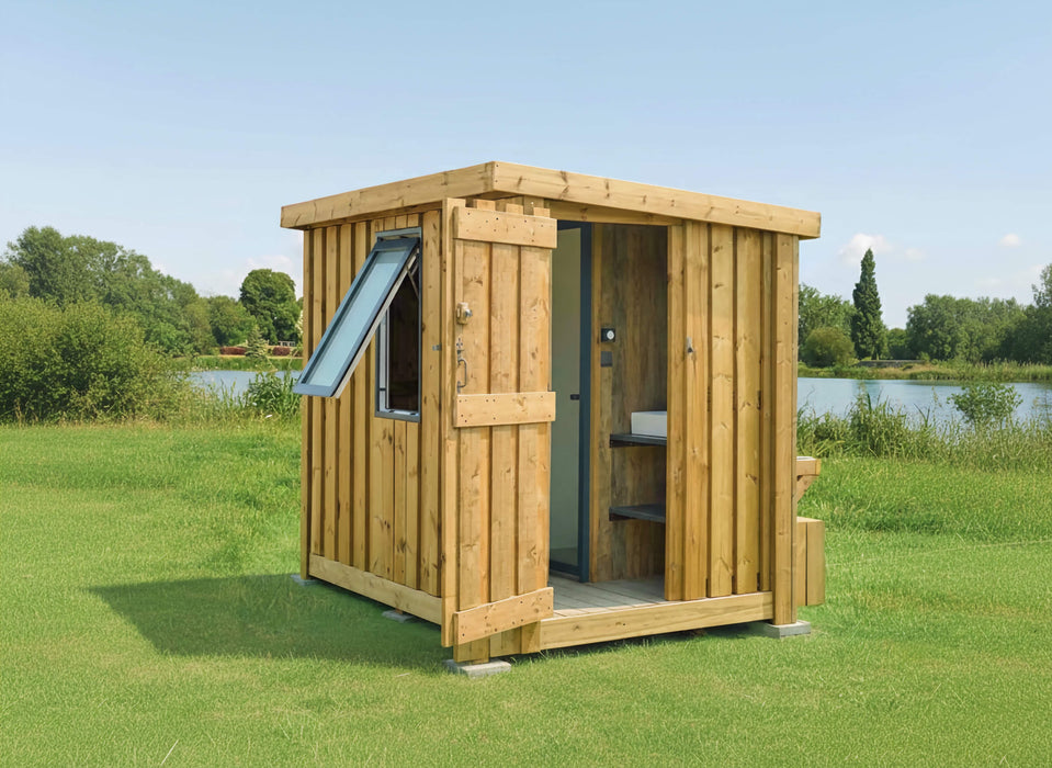 Sala de baño para parcelas de acampada de campings, módulo de madera en el campo con lago.